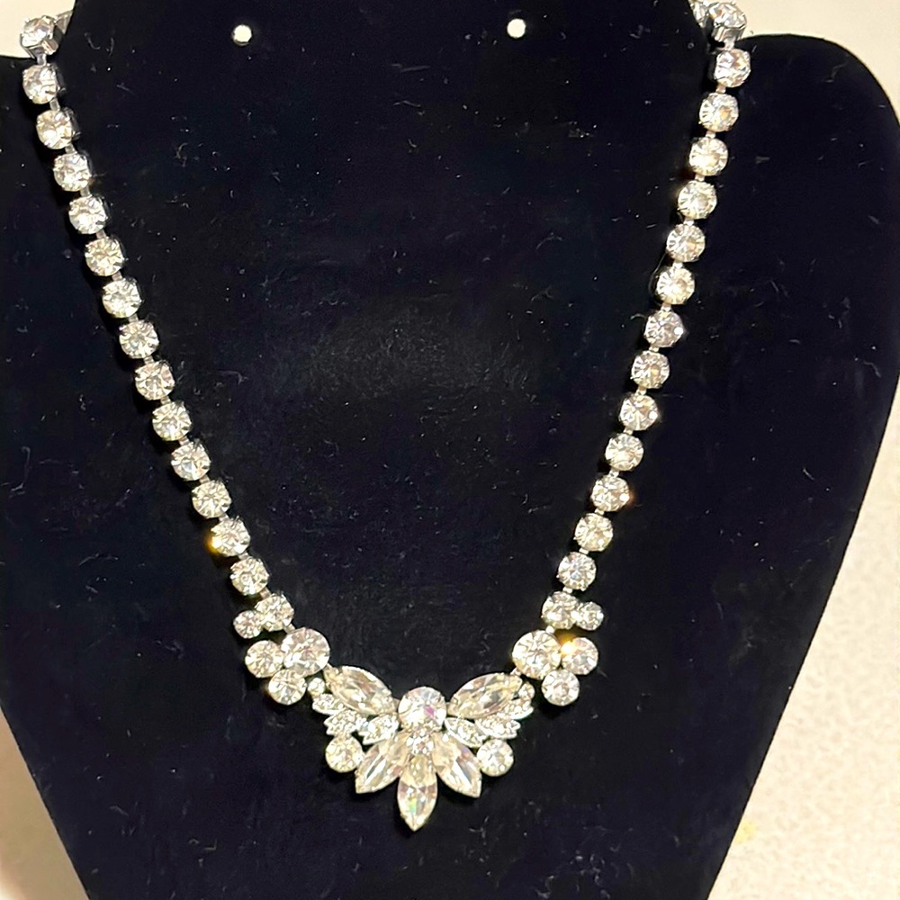 Beautiful Eisenberg ice silver tone rhinestone necklace adjustable clasp (611)